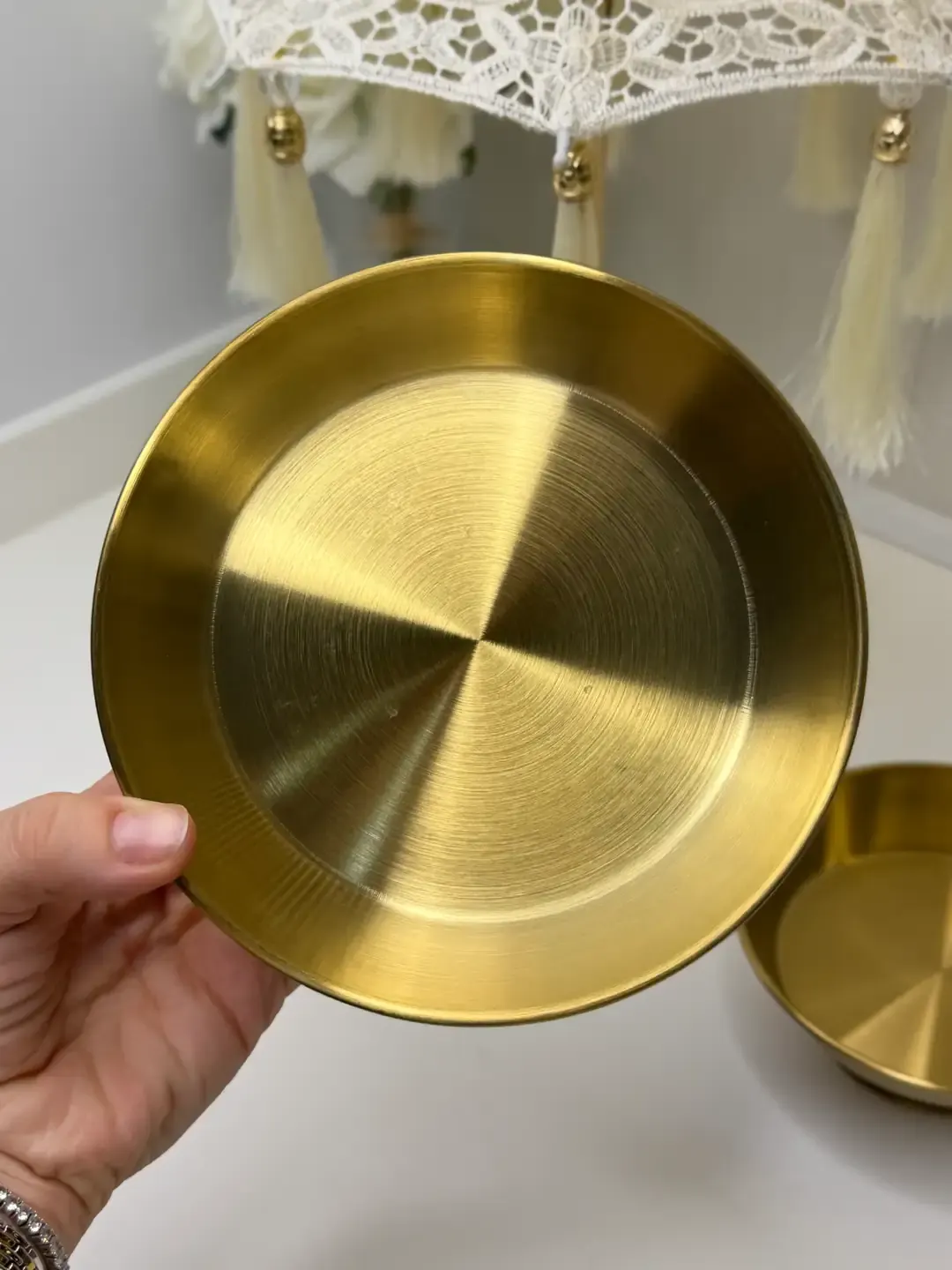 Gold Ayaklı Yuvarlak Sunum — görsel 2
